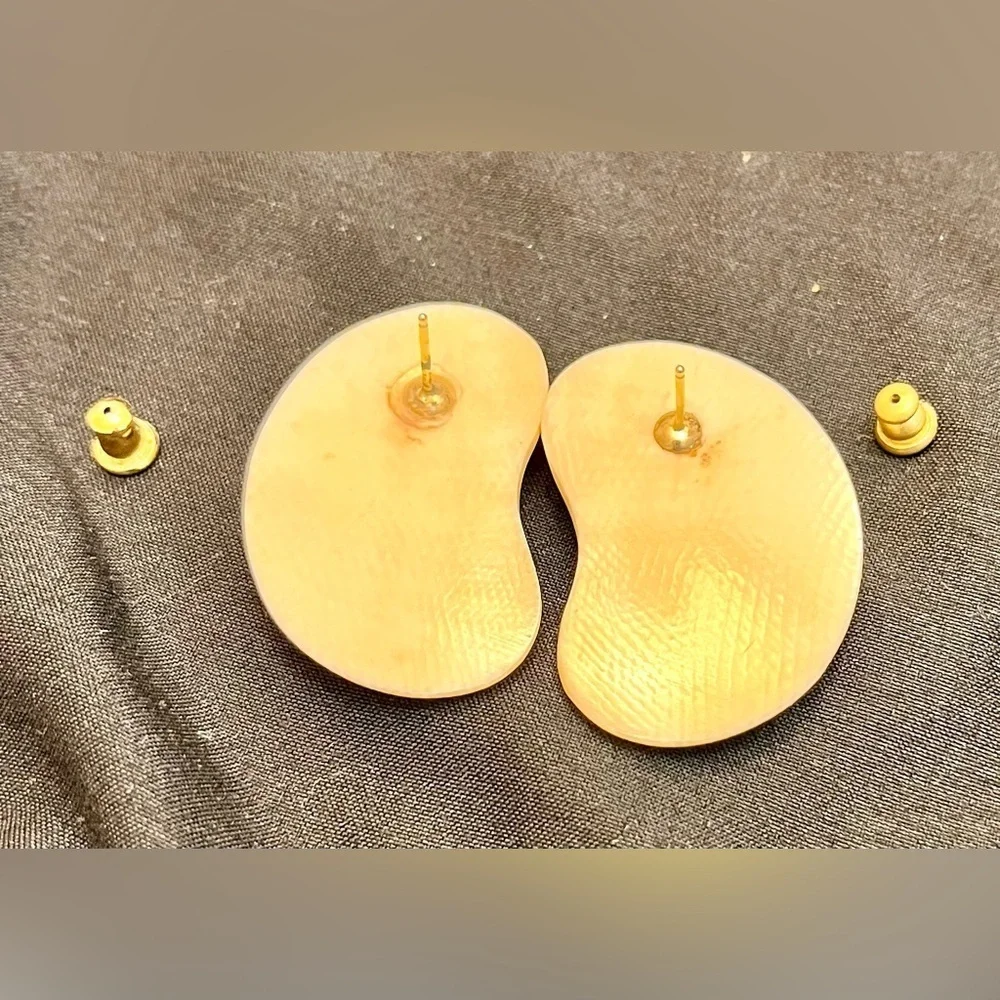 Vintage 70s Cream Kidney Bean Statement Stud Earrings Abstract Retro Costume